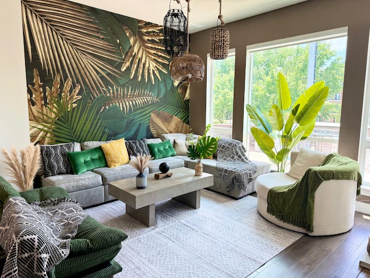 Esta sala de estar de estilo exótico tiene capacidad para 8-10 personas.  Perfecto para ver el gran partido, organizar una acogedora noche de cine, disfrutar de cócteles y conversaciones o seleccionar de una colección de juegos de mesa clásicos.  Futón disponible para un área adicional para dormir.