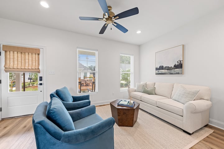 Стилен и светъл отворен хол