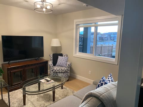 Top Airbnb: Guest Suite with Mountain View in Cochrane Alberta in Cochrane