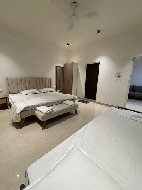 Spacious 2BHK-AC|TV|Balcony (Non Kitchen)