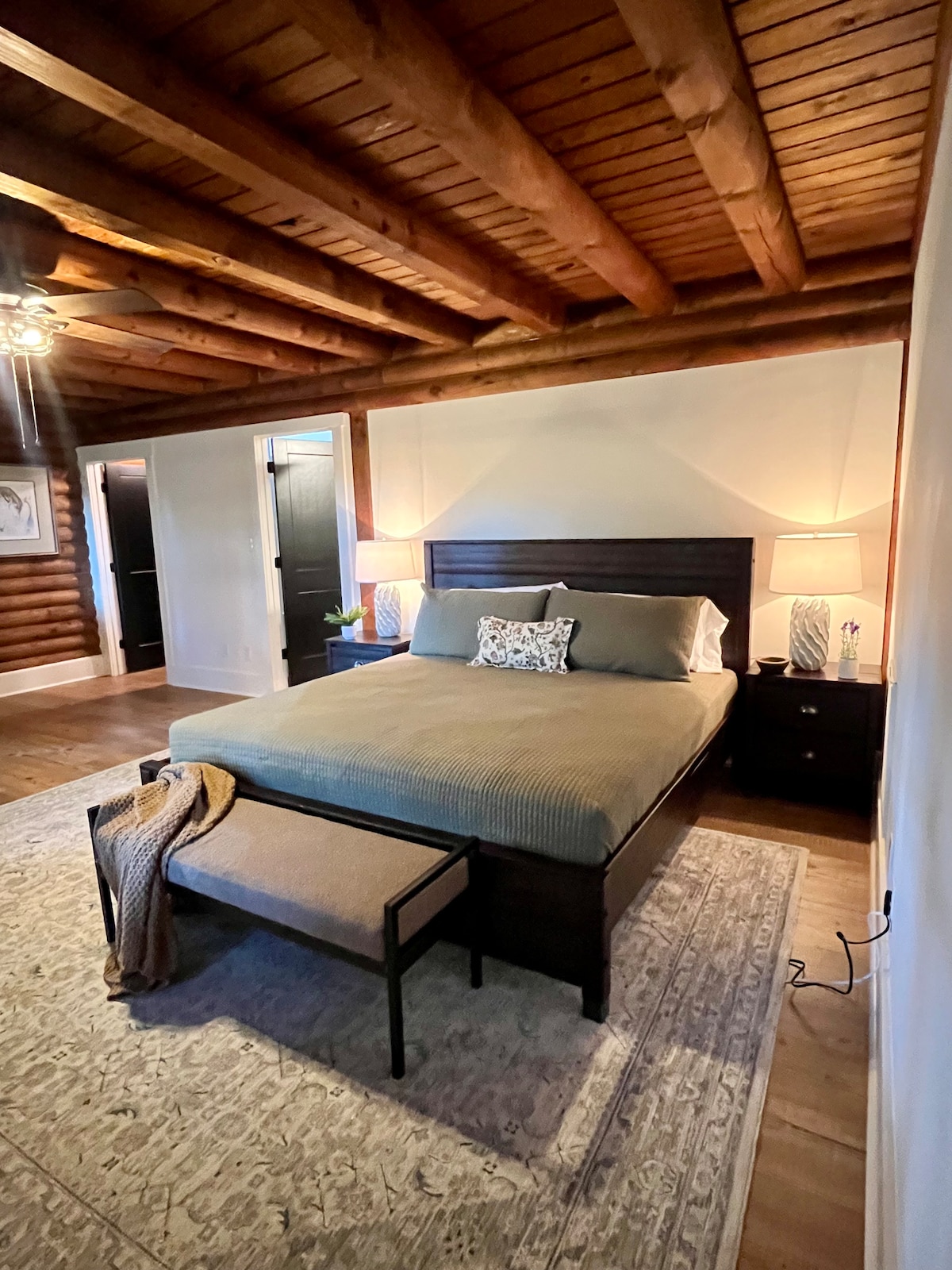 Главна спалня на приземния етаж с голямо двойно легло, огромен гардероб и самостоятелна баня. В основния дрешник можете да намерите детска кошарка и стол за хранене.