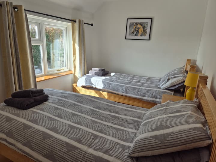 Bedroom 2 with 2 twin beds.