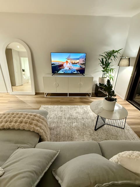 City, Airport & Train + Roof Pool & Free Parking
