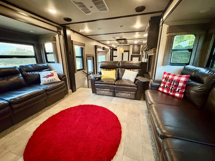 Svaki kauč može se rasklopiti u krevet standardne veličine. Imamo posteljinu i jastuke za svaki krevet.