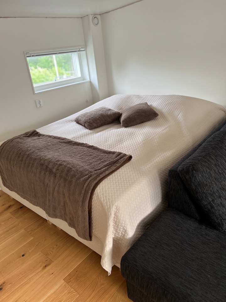 ชั้นบนมีเตียงคู่ เตียงแยกต่างหาก 2 เตียงกว้าง 90 ซม. 