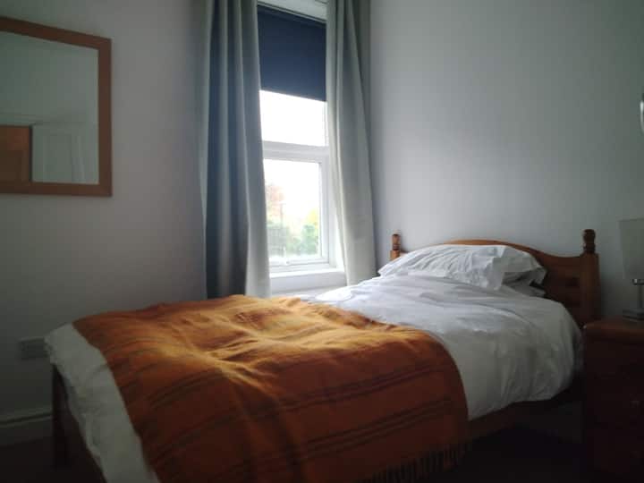 Este quarto fica no segundo andar, na parte da frente da casa. Divide este andar com o quarto 1 e o banheiro