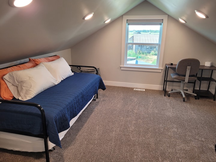 Chumba cha kulala cha 3 kina vitanda viwili vya mapacha au unaweza kuweka vitanda viwili pamoja ili kutengeneza kitanda cha ukubwa wa king.