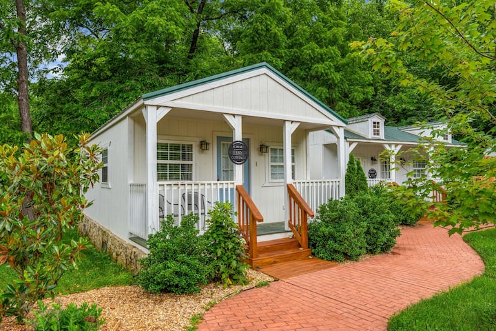 Quiet Creek Retreat | Near Pool & Dogwood Canyon - Table Rock Lake