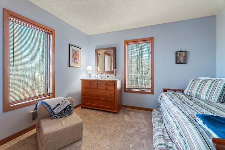 ห้องนอนชั้นล่างพร้อมเตียงเดี่ยว + ที่นอนวางพื้นเดี่ยว
ตู้เสื้อผ้าเล็ก ตู้ลิ้นชัก
ใช้ห้องน้ำชั้นล่างร่วมกับห้องนอน 2