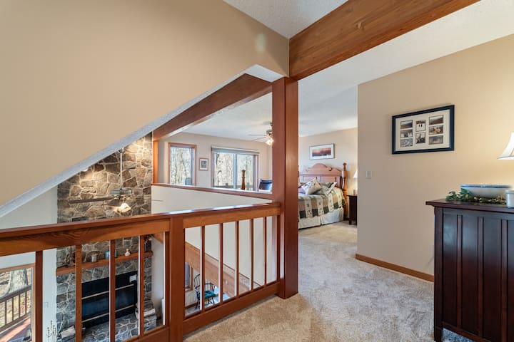 ห้องนอนใหญ่ชั้นบนมองจากบันได
เตียงควีนไซส์ เลย์เอาต์แบบเปิดโล่ง ห้องน้ำใหญ่พร้อมอ่างจากุซซี่และฝักบัวอาบน้ำ ระเบียงด้านนอก
เตียงลมควีนไซส์หากจำเป็น 