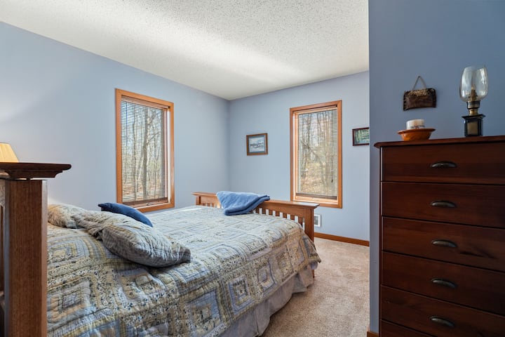 ห้องนอนชั้นล่างพร้อมเตียงควีนไซส์ โครงเตียงทำมือ
ตู้เสื้อผ้า ตู้เสื้อผ้าขนาดเล็ก โต๊ะข้างเตียง
ใช้ห้องน้ำชั้นล่างร่วมกับห้องนอนที่ 3