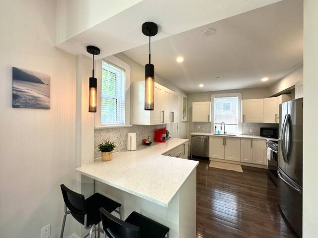 Spacious 5 Bedroom Home | Yard + Parking gallery image 5