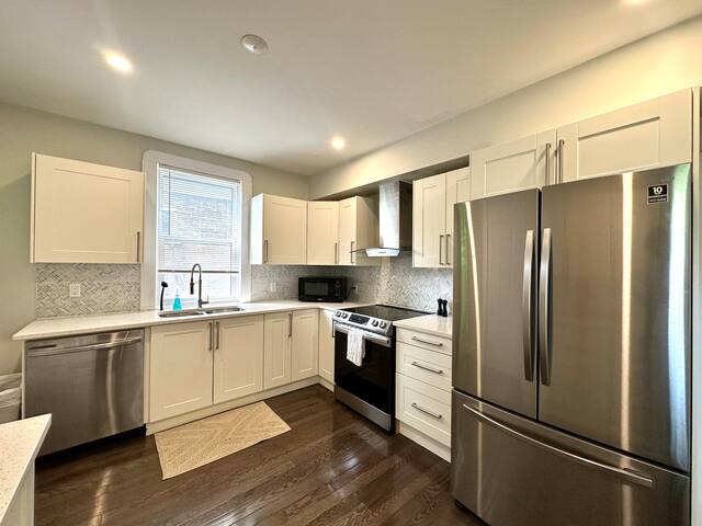 Spacious 5 Bedroom Home | Yard + Parking gallery image 3