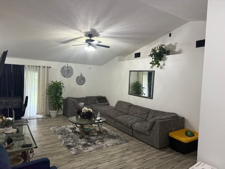 Home Is 1400 Sqft Furnished. - Deltona, FL
