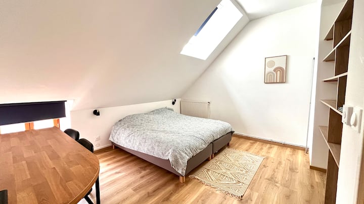 Დიდი საძინებელი 90x190 სმ ორადგილიანი საწოლით (შესაძლებელია მისი გამოყოფა), დიდი სამუშაო მაგიდით და სათავსოთი.