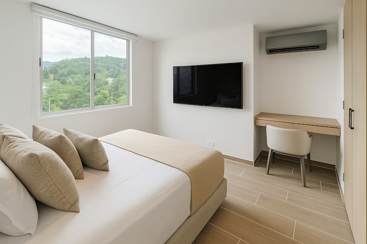 Საძინებელი 4: ორადგილიანი საწოლი, კარადა, სამუშაო სადგური, საზიარო პირველი სართულის სოციალური სააბაზანო (არ არის შესაფერისი), თვალწარმტაცი ფანჯრის ხედი, უშუქო ფერები. 

Მდებარეობს პირველ სართულზე.