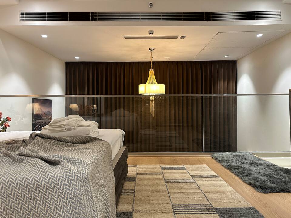  Become a host   Bridgerton Autumn - Luxe Duplex with Balcony