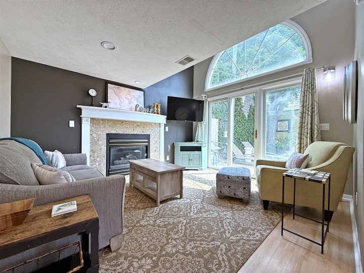 Mason Street Hideaway: Downtown Location, Parking - Saugatuck, MI