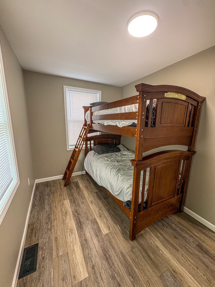 Acogedora habitación con literas y pisos de madera, ideal para niños, familias o huéspedes adicionales