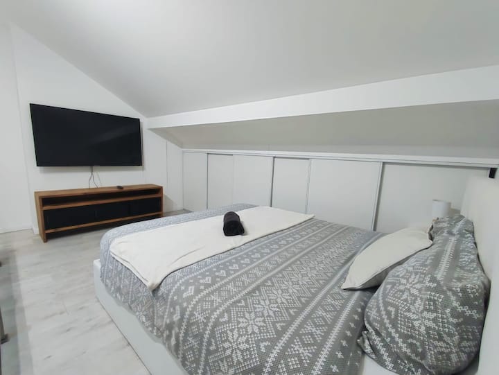 Una habitación relajante con una decoración cuidada, pensada para ofrecer noches de descanso.