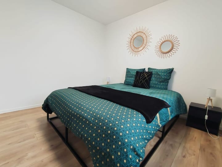 Una habitación relajante con una decoración cuidada, pensada para ofrecer noches de descanso.