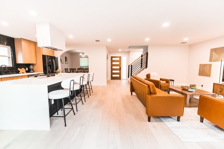 Modern Home & Pool Near Domain - Austin, TX