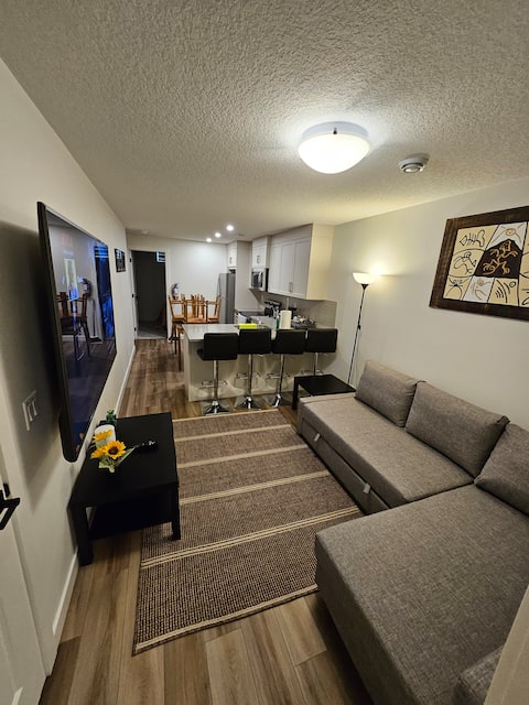 Top Airbnb: New & Stylish 2BR 1B Gem – 15 min from the airport in Moraine