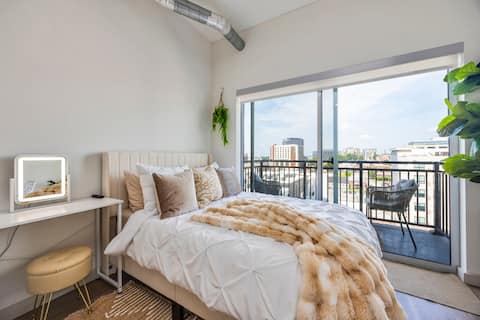 Successful Airbnb property: Bungalow PENTHOUSe- | WLK 2 BWAY | Pool in Nashville Davidson Metropolitan Government (Balance)
