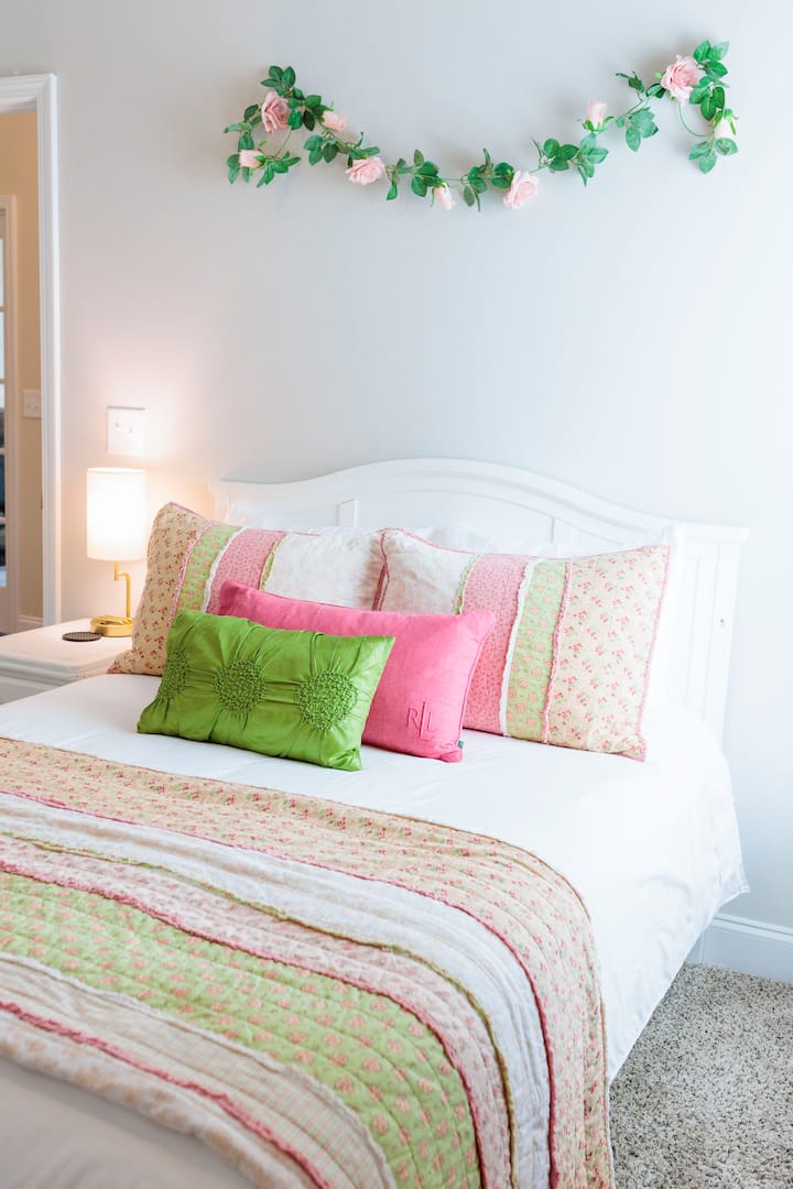 COLCHÓN COMPLETO/DOBLE: todas las habitaciones tienen una lámpara en la mesita de noche con USB y capacidades de carga de enchufe tradicionales, un armario con perchas, al menos una cómoda, un ventilador de techo, persianas y cortinas que oscurecen la habitación.