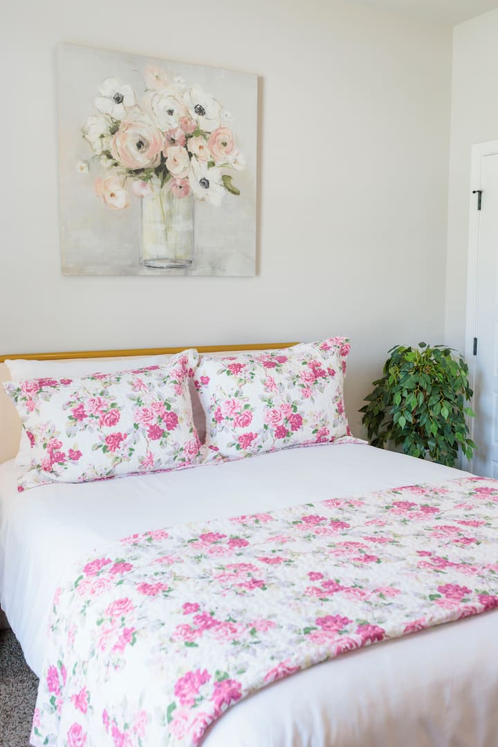 COLCHÓN QUEEN - Todas las habitaciones tienen una lámpara en la mesita de noche con USB y capacidades de carga de enchufe tradicionales, un armario con perchas, al menos una cómoda, un ventilador de techo, persianas + cortinas que oscurecen la habitación.