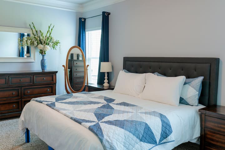 COLCHÓN KING (dormitorio principal) - Amplio dormitorio con 2 mesitas de noche, 2 lámparas con USB y capacidades de carga de enchufe tradicionales, un ventilador de techo, persianas + cortinas oscuras, un tocador y una cómoda, un sofá de dos plazas y un gran baño con vestidor.