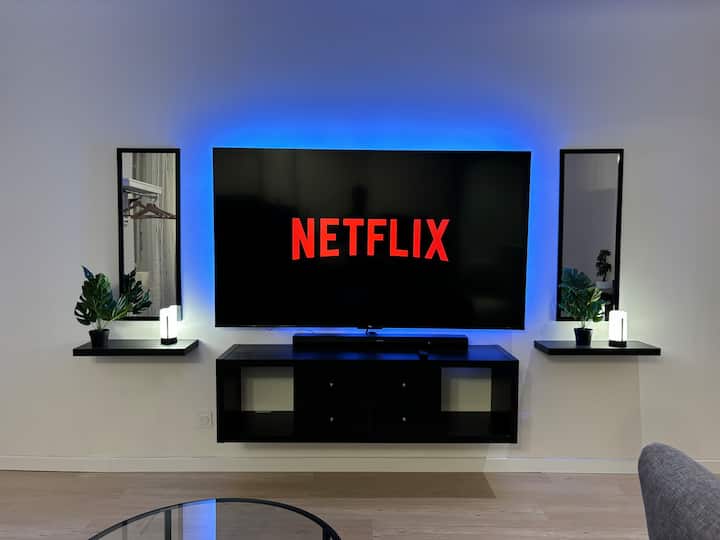 Le salon lumineux dispose d’un canapé-lit confortable, d’une télévision à écran plat, d’une table basse et de rangements.
