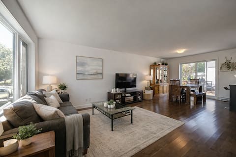 Popular Airbnb listing: Modern Spacious House • 2 Parkings • Nr Dix30 & DT in Saint Hubert