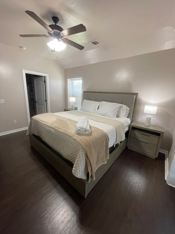 Душек за мемориски телефон со квалитетна хотелска постелнина.  Ноќни масички со преносни УСБ приклучоци за вашите направи. 

* домот е свежо обоен. Дури и ѕидовите со крем се најнови.*