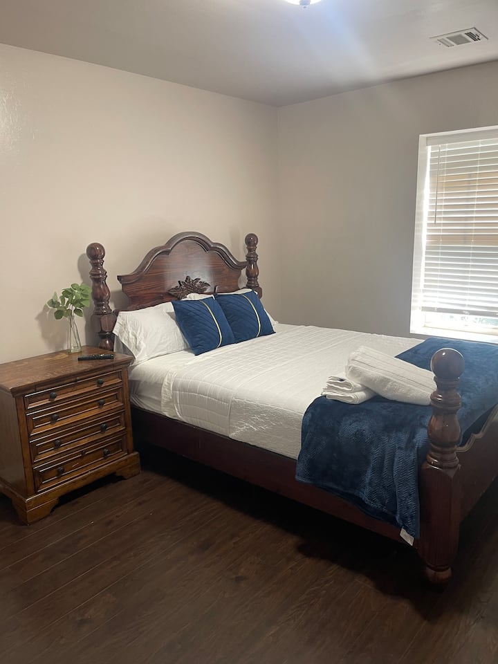 Душек од мемори пена со брачен кревет и удобни чаршафи и рамка за кревет во ретро викторијански стил. Спалната соба е опремена со ноќни шкафчиња опремени со дополнителен приклучок во портите.