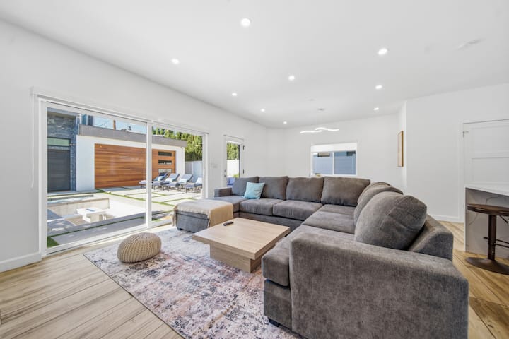 Modern 4br Escape: Firepit + Rooftop + Pool Access - Los Angeles Airport (LAX)
