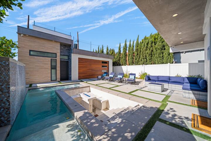 Modern 4BR Escape: Firepit + Rooftop + Pool Access