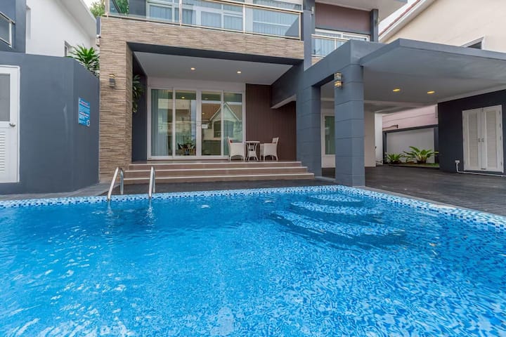 Brand new 6 bedroom, 7 bed, 7 bathroom, single-family pool villa J9 near Walking Street, Pattaya…