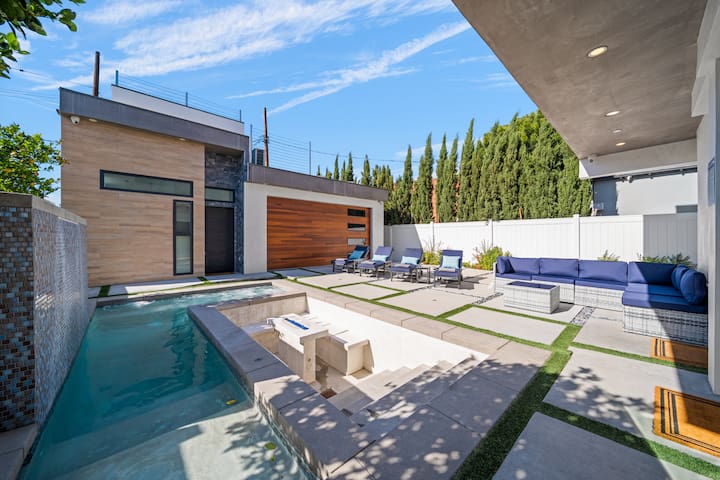 Lux 5BR Oasis: Pool, Firepit & Private Rooftops