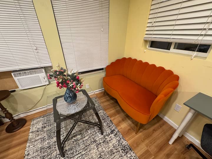 Modern Studio, Prime Location, Free Onsite Parking - Seattle, WA