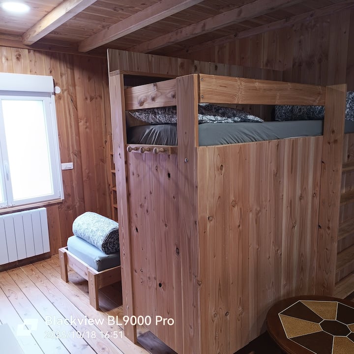 Capacidad de la casa de campo para 8 personas:
 6 camas cómodas (camas individuales)

Cama adicional: Un sofá cama de 2 camas (140 x 180 cm) para una mayor flexibilidad.