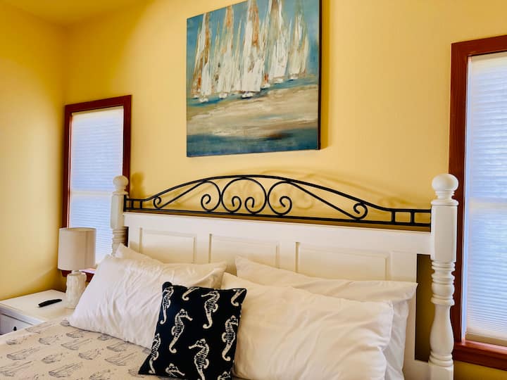 סוויטת הורים עם חדר שינה קינג: 

- שני ארונות עם כריות ושמיכות נוספות 
- טלוויזיה חכמה 
- מעצב פנים 
- חדר רחצה פרטי עם מקלחת באמבטיה 
- מרפסת מקורה עם ריהוט חיצוני ונוף לעצי אלון 
- גישה נוחה לג'קוזי 