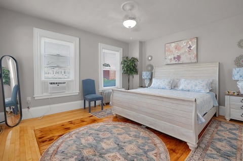 Large 2-Bedroom 12 miles to Logan 10mile to Boston