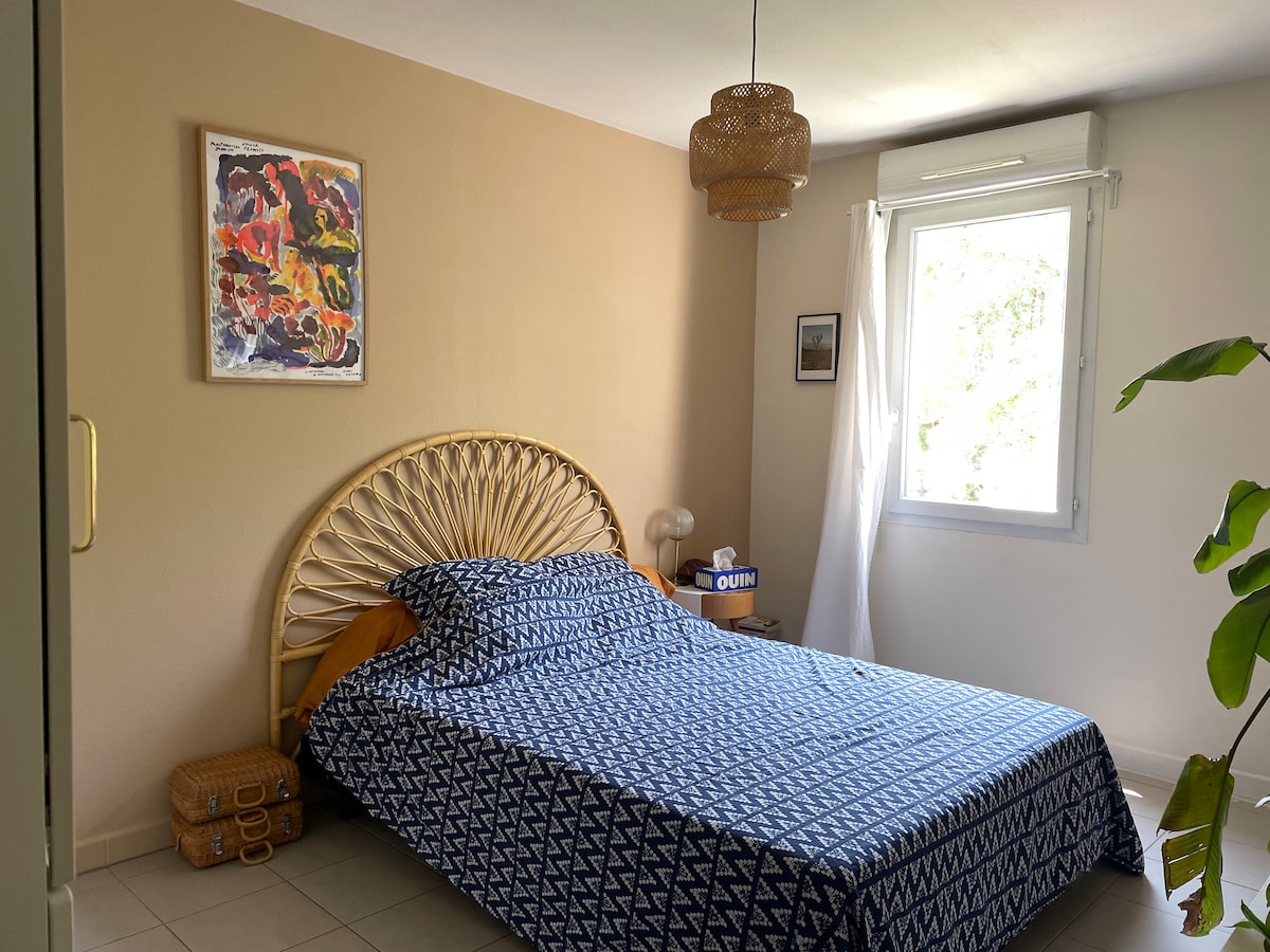 Dhomë e madhe e qetë, dritarja me pamje nga kopshtet 