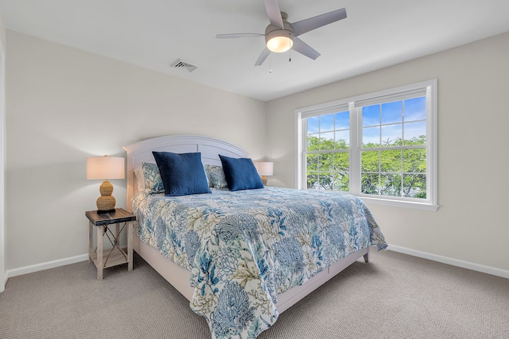 Hoofdslaapkamer met kingsize bed • dressoir • kast met hangers • plafondventilator