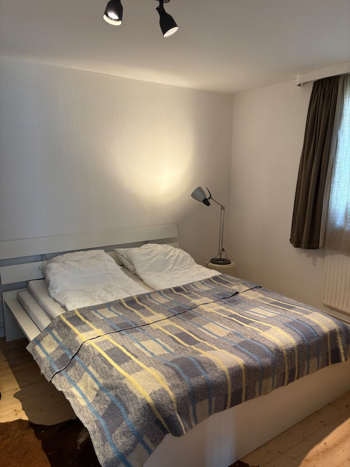 Спална соба за 2 лица на приземје до дневната соба со лоша соба преку ходникот. 