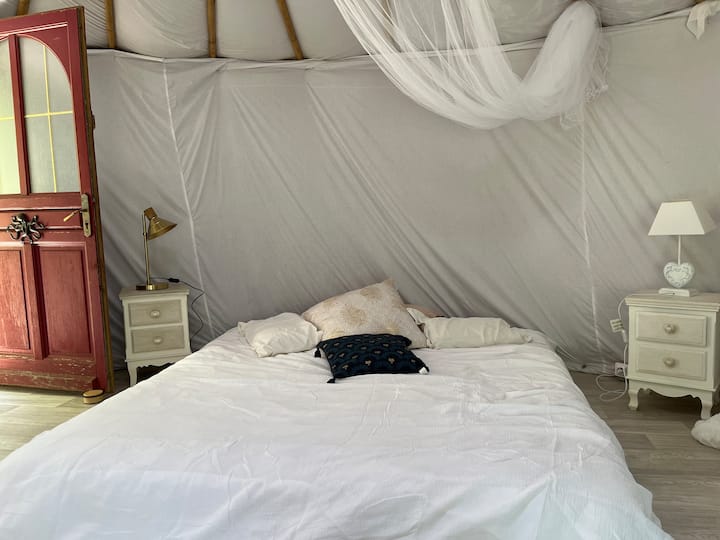 חדר מעגלי, ייחודי ונוח שיכולים לישון בו 2 מבוגרים, ילד אחד או שניים, עריסה במידת הצורך. 

אחסון, שקעים, תנור חימום לחורף, מאוורר לקיץ ומסכים, ליתר ביטחון.