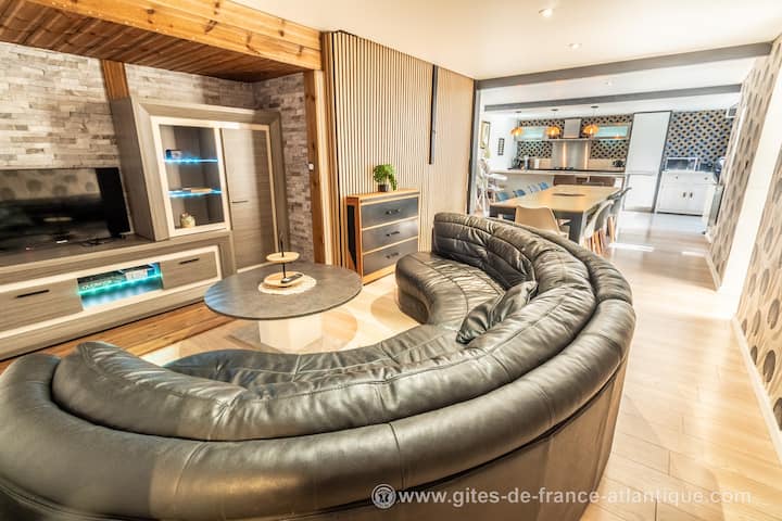L' Embellie : Piscine Intérieure Chauffée. - Surgères