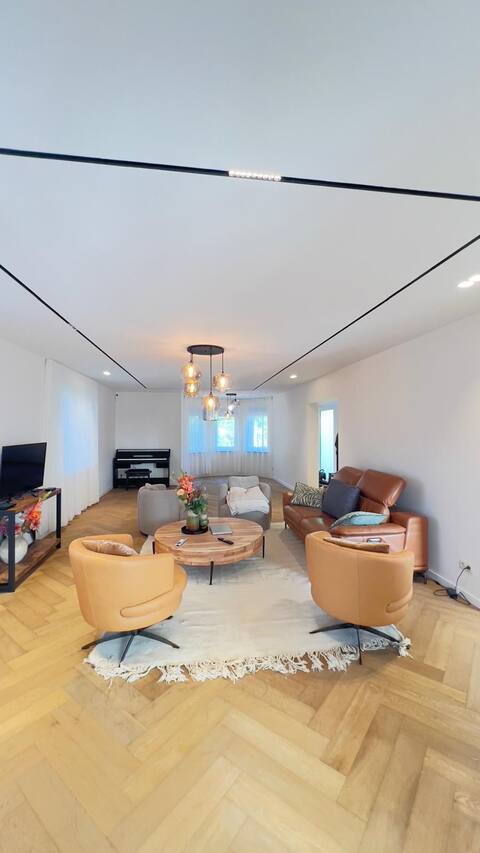Popular Airbnb listing: Large bright house with private pool in Charleroi