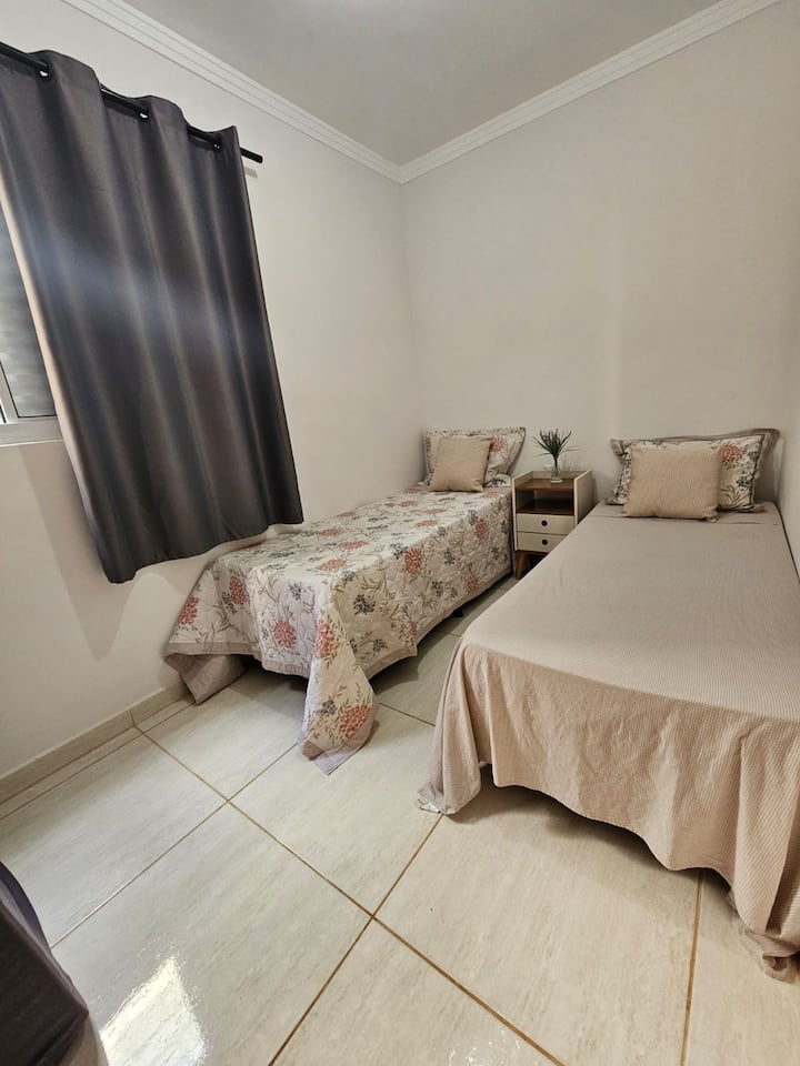 ห้องเดี่ยวมีม่านบังแสง ที่นอน D33 หมอนที่คู่ควรกับการนอนหลับอย่างสบาย ผ้าปูที่นอน 180 เส้นและสะอาดมาก